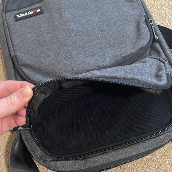 Tablet sling bag with electronic travel organizer from Fortinet - Picture 7 of 10